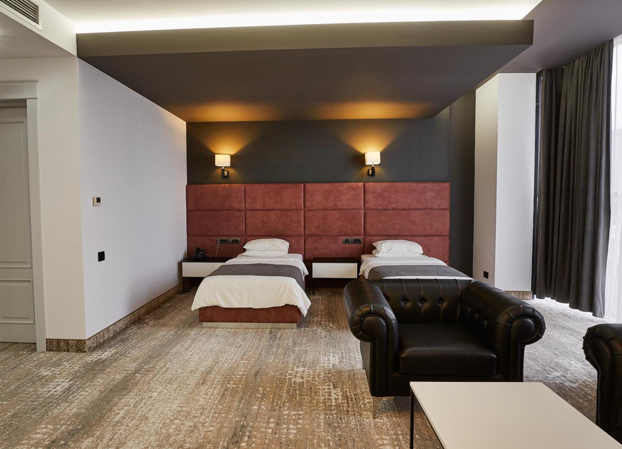 Aghababyan'S Hotel Ereván Habitación foto A room at the hotel