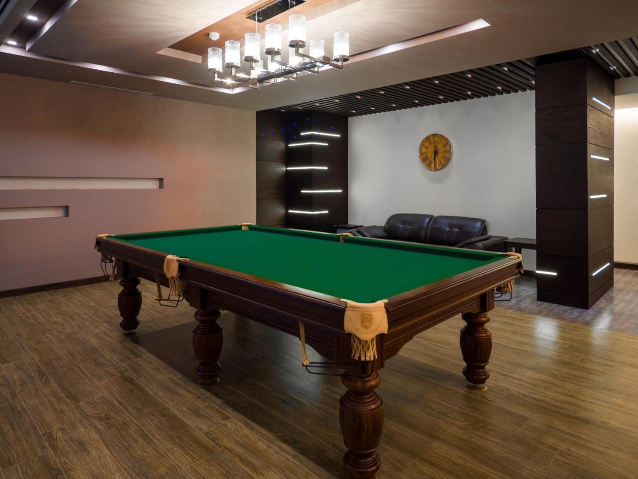 Aghababyan'S Hotel Ereván Exterior foto A pool table