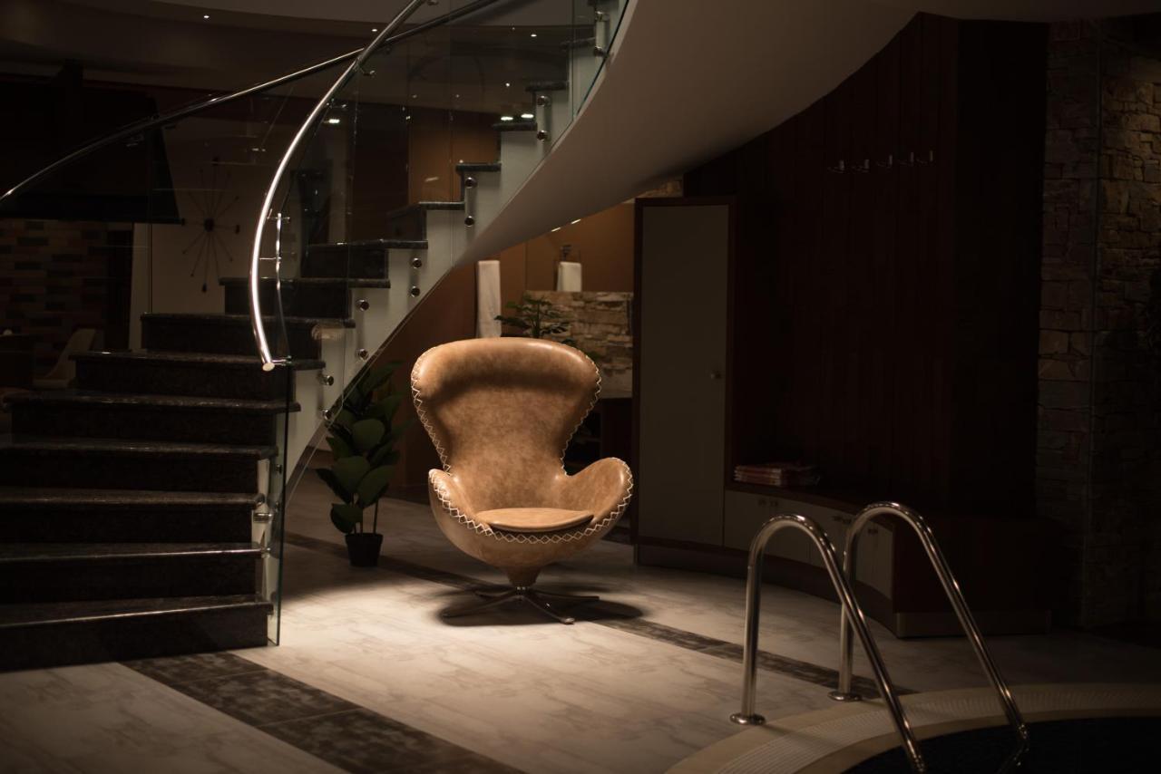 Aghababyan'S Hotel Ereván Exterior foto The Egg Chair