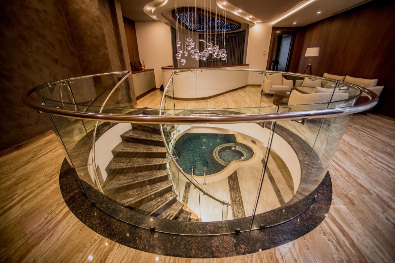Aghababyan'S Hotel Ereván Exterior foto Spiral staircase